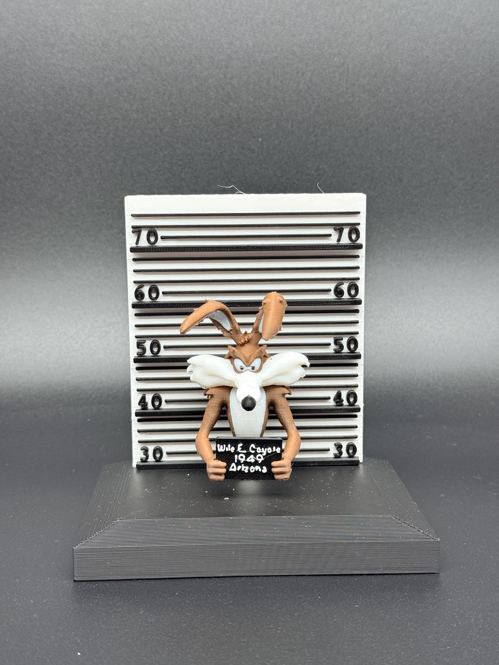 3D Printed Wile E. Coyote Mugshot - Convict Coyote - Looney Tunes Police Lineup Figurine - Cartoon Desk Decor Wiley Coyote