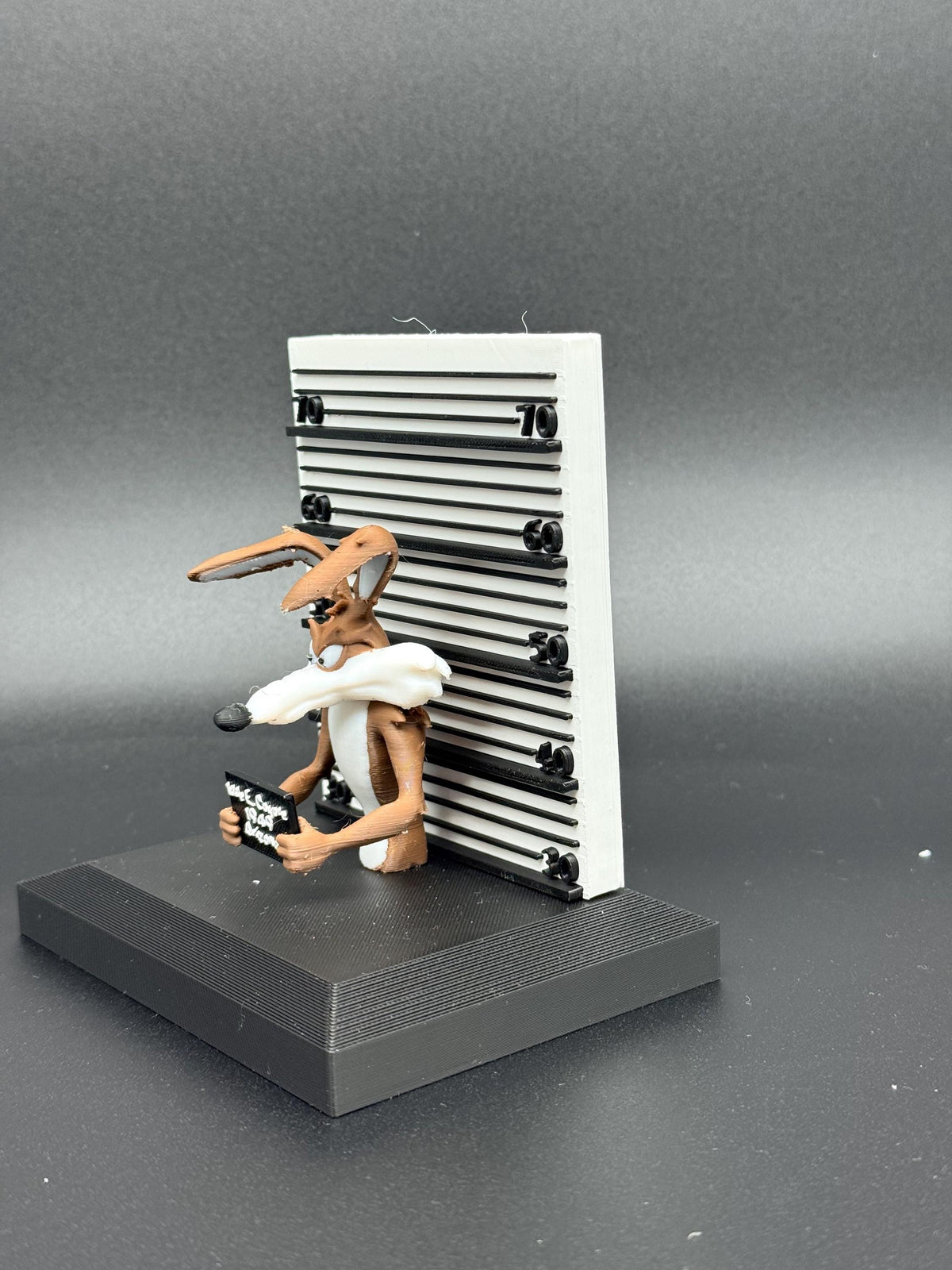 3D Printed Wile E. Coyote Mugshot - Convict Coyote - Looney Tunes Police Lineup Figurine - Cartoon Desk Decor Wiley Coyote